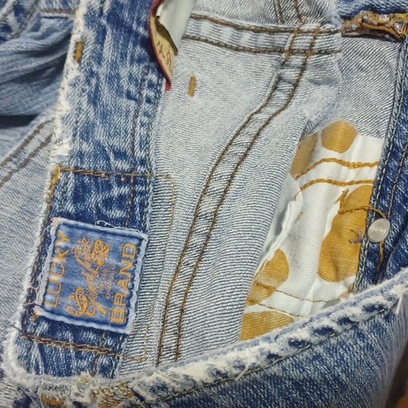 LUCKY BRAND JEANS SIZE 4/27 👖IN A BEAUTIFUL BLUE DEMIN FADED AND STRESSED - Picture 5 of 7
